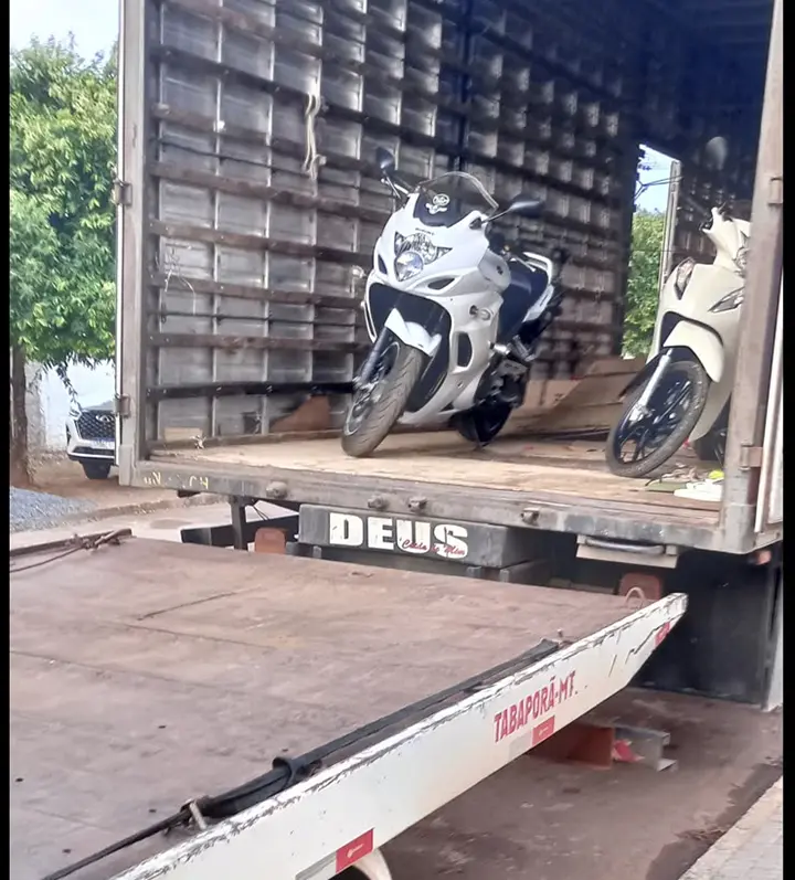 Equipe realizando o carregamento de uma mudança